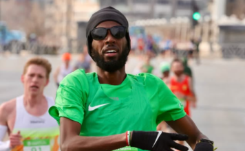 Mohammed Ahmed runs a 22:59 8km performance in Chicago